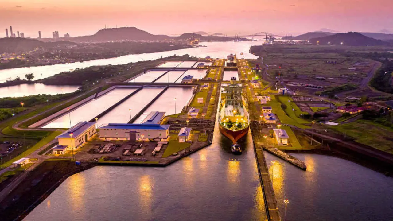 Un buque cruzando o canal de Panam&aacute; en 2023. (Foto: Autoridade do Canal de Panam&aacute;)