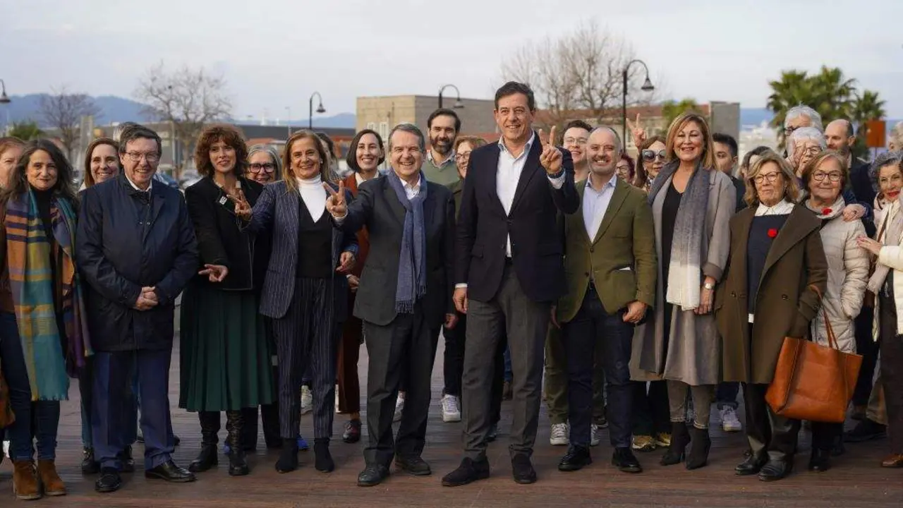 No centro, Abel Caballero e Jos&eacute; Ram&oacute;n G&oacute;mez Besteiro, esta segunda feira, en Bouzas. (Foto: N&oacute;s Diario)