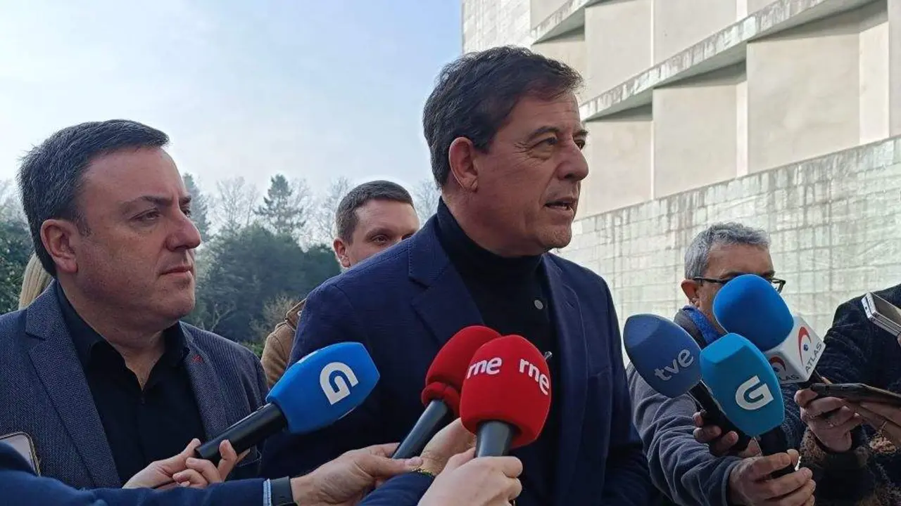 Valent&iacute;n Gonz&aacute;lez Formoso e Jos&eacute; Ram&oacute;n G&oacute;mez Besteiro, hoxe, en declaraci&oacute;ns aos medios. (Foto: Europa Press)