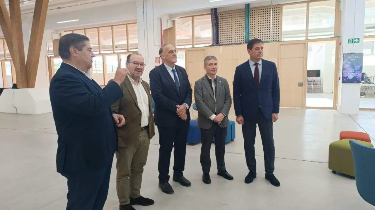 O aspirante socialista a gobernar Galiza, Jos&eacute; Ram&oacute;n G&oacute;mez Besteiro, esta sexta feira, cos reitores da UVigo, a USC e a UDC. (Foto: Europa Press)