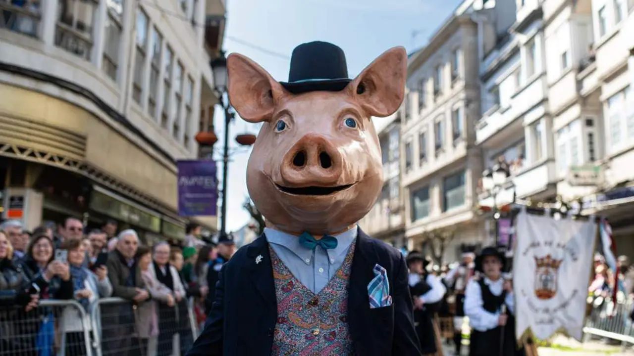 O cabezudo Don Cocho encabezou o desfile tras o preg&oacute;n sazonado de retranca e humor. (Foto: Elena Fern&aacute;ndez / Europa Press)