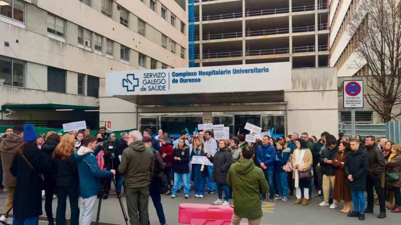 Concentraci&oacute;n do persoal da unidade de coidados intensivos do hospital ourens&aacute;n, esta segunda feira (Foto: N&oacute;s Diario).