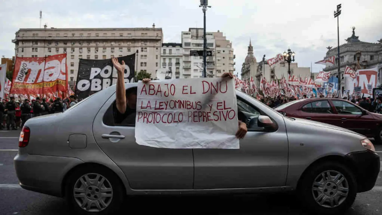 Protestas a terza feira contra a 'Lei &oacute;mnibus' en Bos Aires. (Foto: Matias Chiofalo / Europa Press)