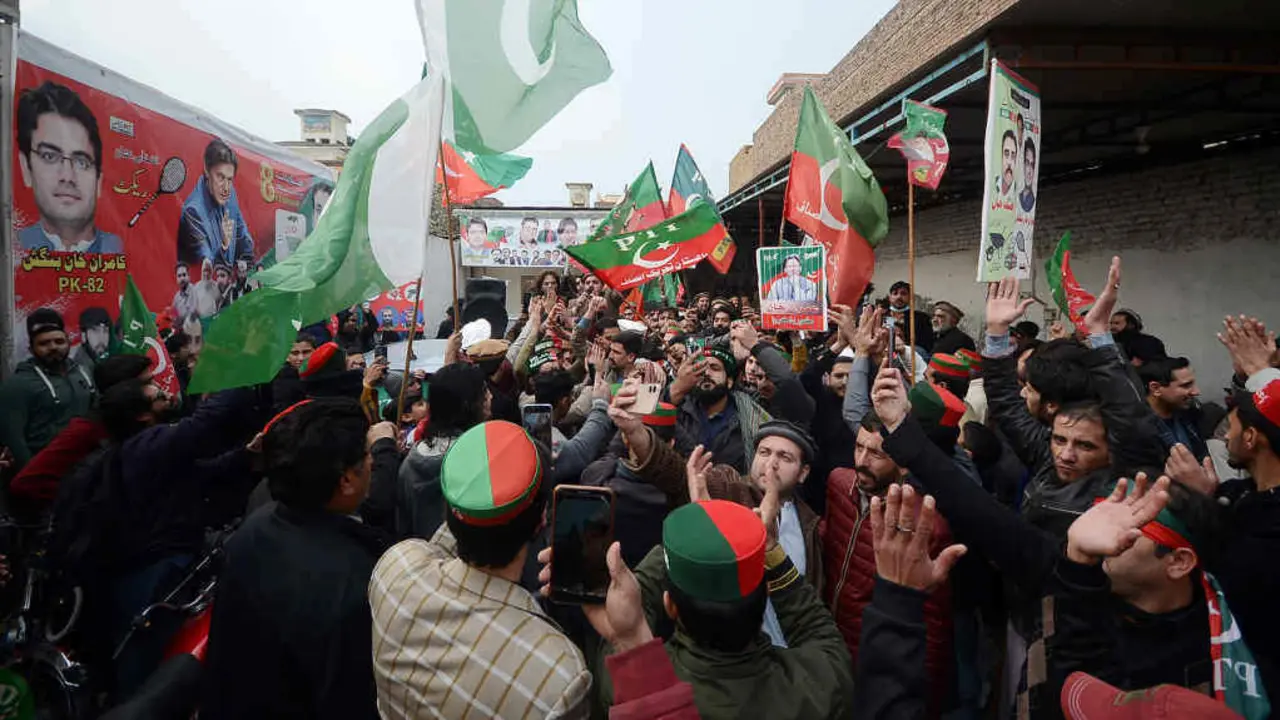Marcha de persoas partidarias de Imran Khan e do PTI a finais de xaneiro en Peshawar, no norte do territorio paquistan&iacute;. (Foto: Hussain Ali / Europa Press / Contacto)