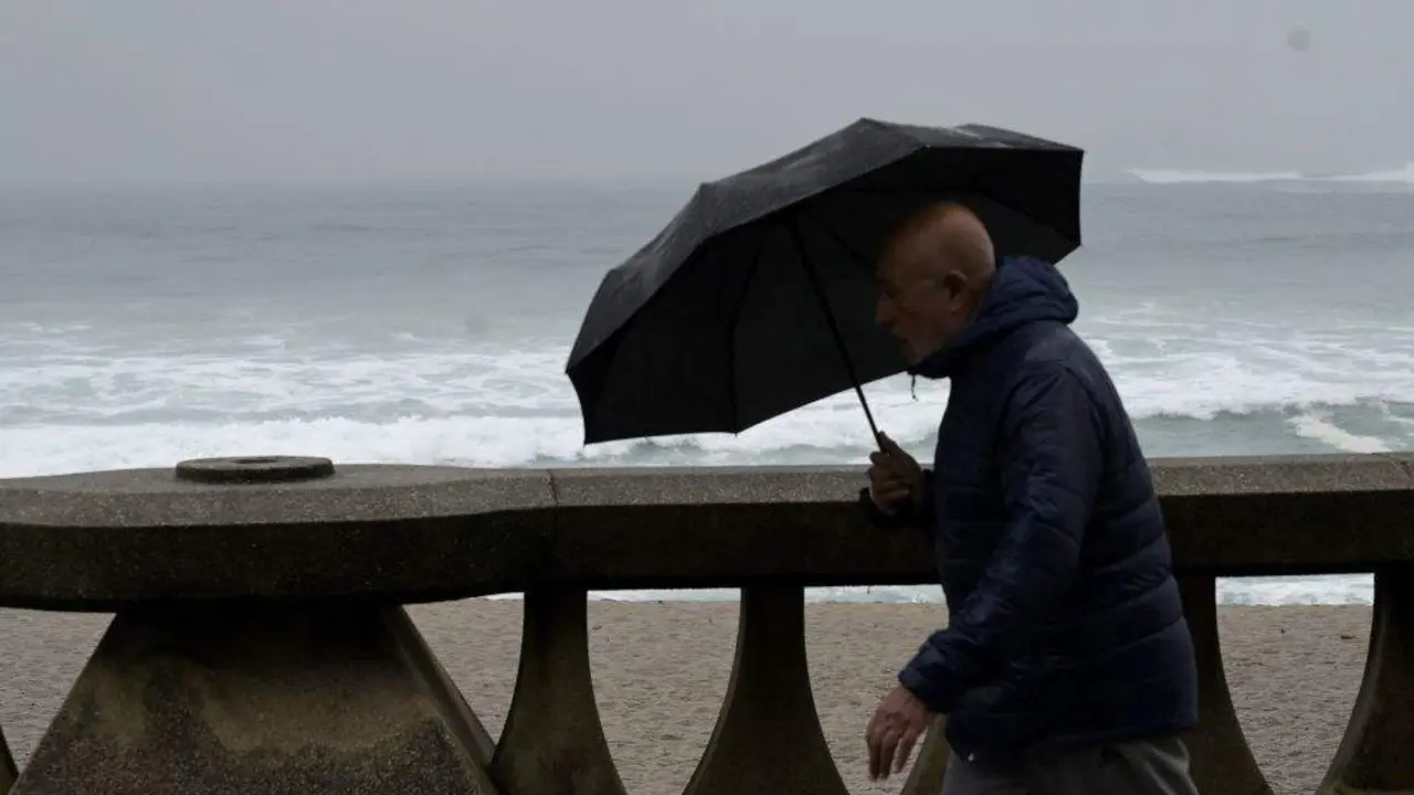 O temporal deixa refachos de vento de at&eacute; 170 km/h. (Foto: M. Dylan / Europa Press)