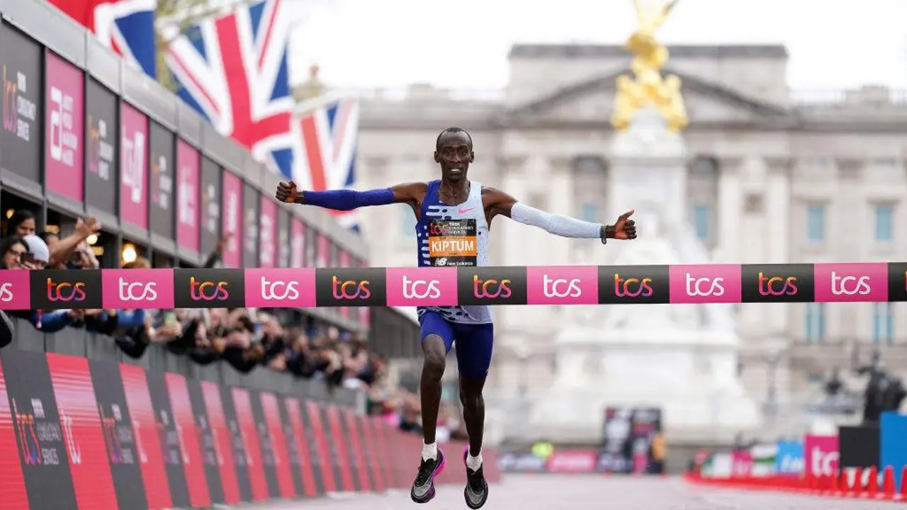 Kelvin Kiptum ga&ntilde;ou todos os marat&oacute;ns que correu na s&uacute;a breve pero extraordinaria carreira. (Foto: Europa Press).