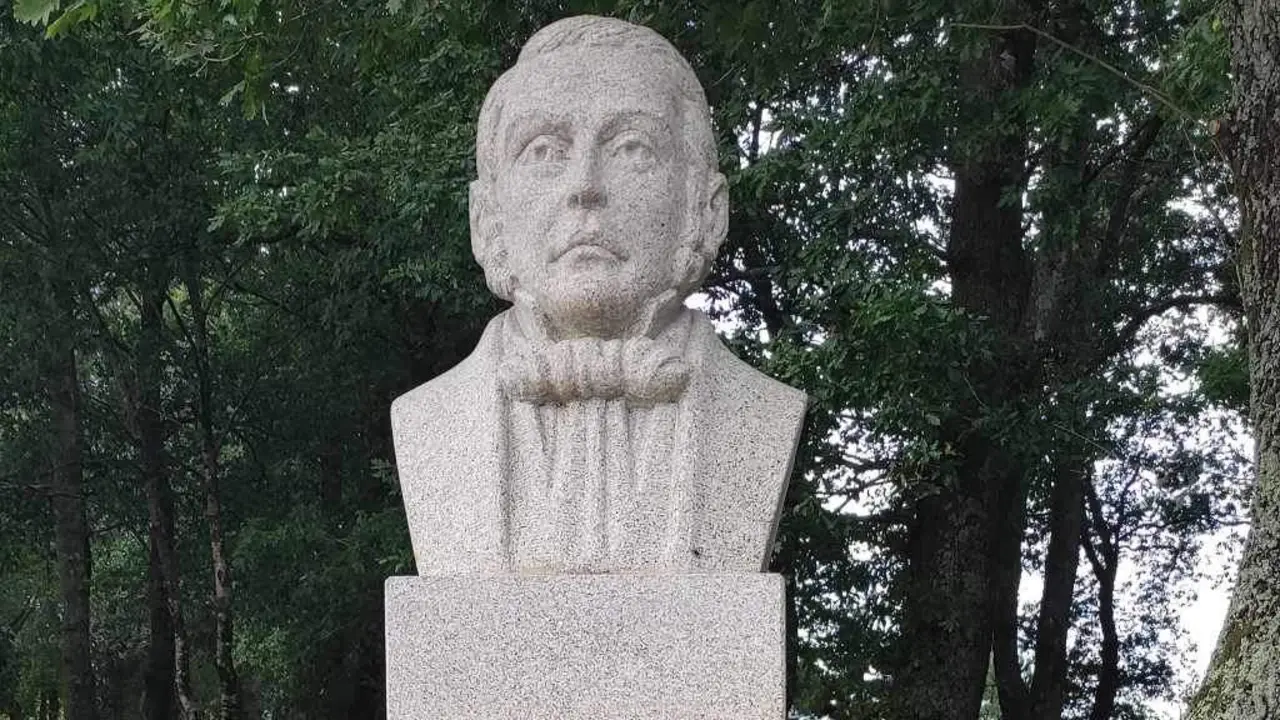 Busto de Xos&eacute; Rodr&iacute;guez en Lal&iacute;n (Deza). (Foto: RAGC)