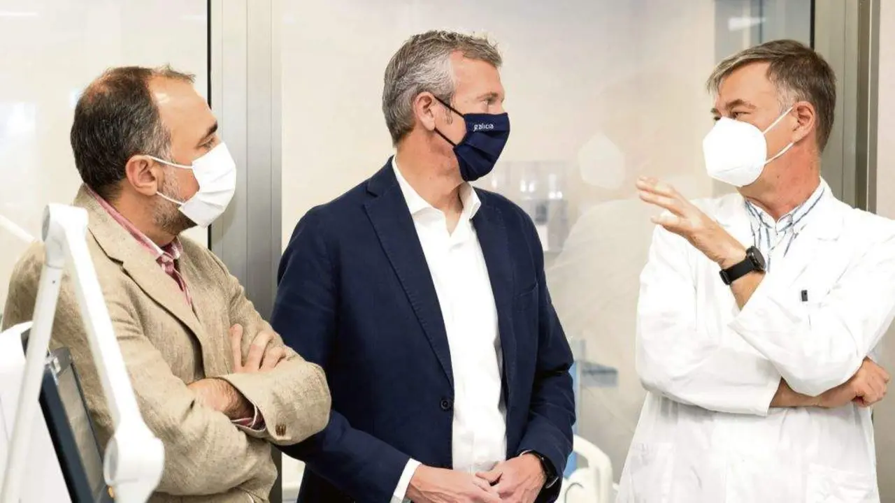 O conselleiro de Sanidade, Julio Garc&iacute;a Comesa&ntilde;a, e Alfonso Rueda, nunha visita ao hospital de Compostela. (Foto: Xunta da Galiza)