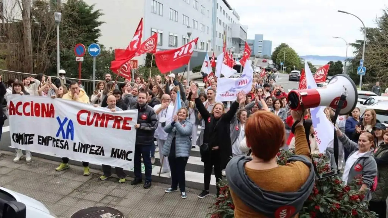 Protesta do persoal de limpeza do Hospital da Coru&ntilde;a esta cuarta feira. (Foto: N&oacute;s Diario)