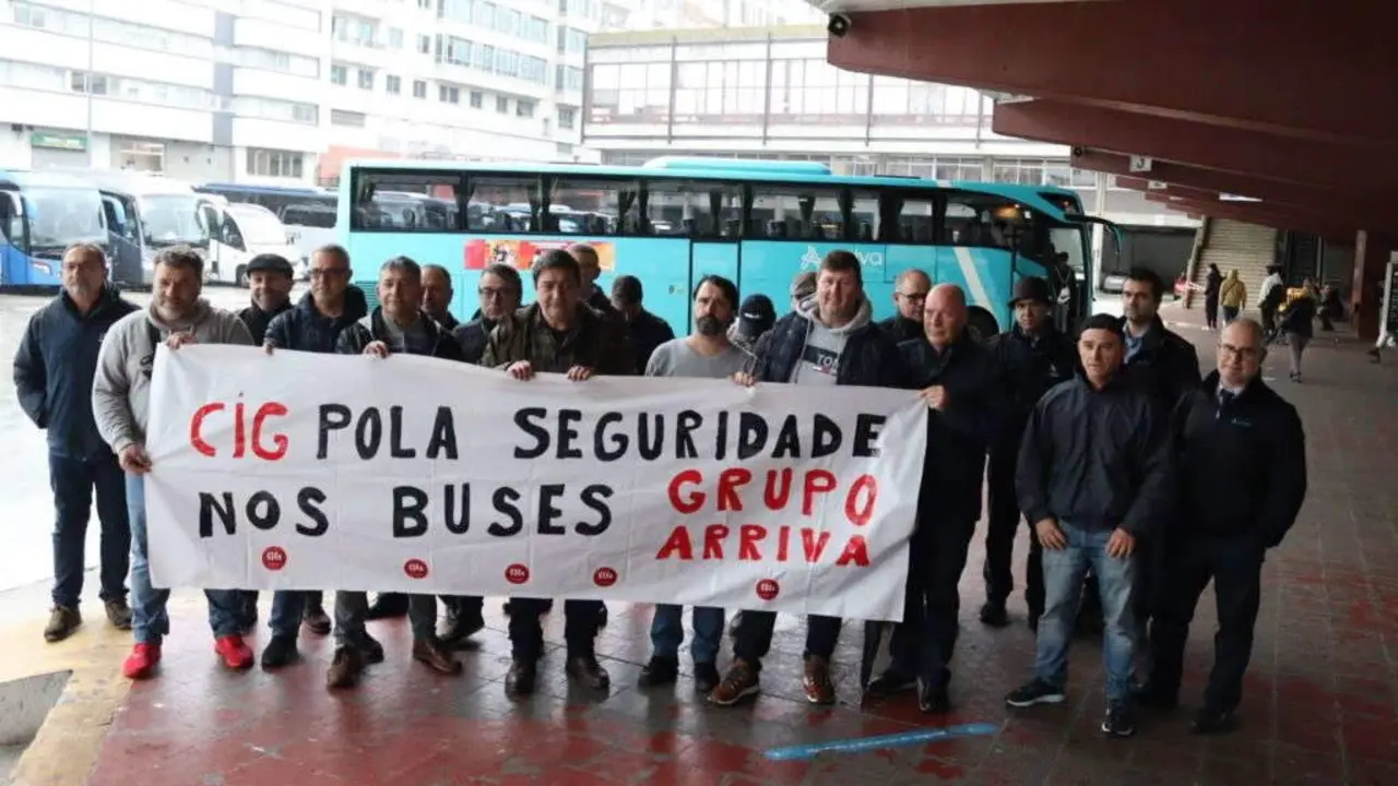 Protesta do persoal de Arriva nunha d&aacute;rsena da estaci&oacute;n da Coru&ntilde;a. (Foto: N&oacute;s Diario).