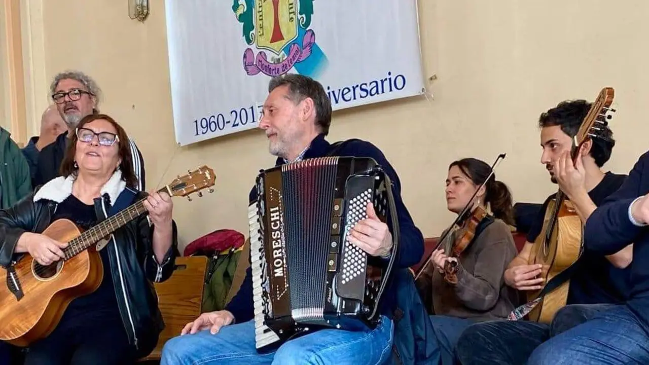 O acto contou coa presenza de amizades, familia e grandes nomes do mundo da cultura. (Foto: Noa D&iacute;az).