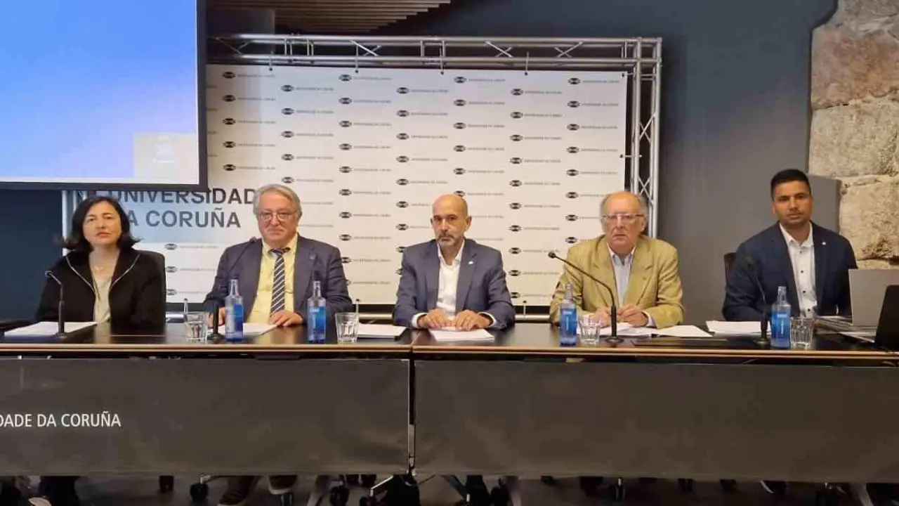 Ricardo Garc&iacute;a Mira, segundo pola esquerda, lidera o estudo (Foto: UDC).