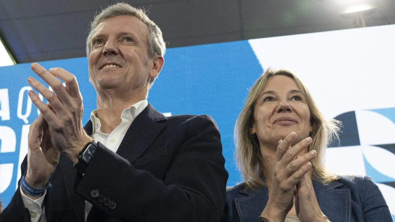 Alfonso Rueda e Marta Fern&aacute;ndez-Tapias, no mitin do PP en Vigo o pasado d&iacute;a 15. (Foto: Adri&aacute;n Irago / Europa Press)