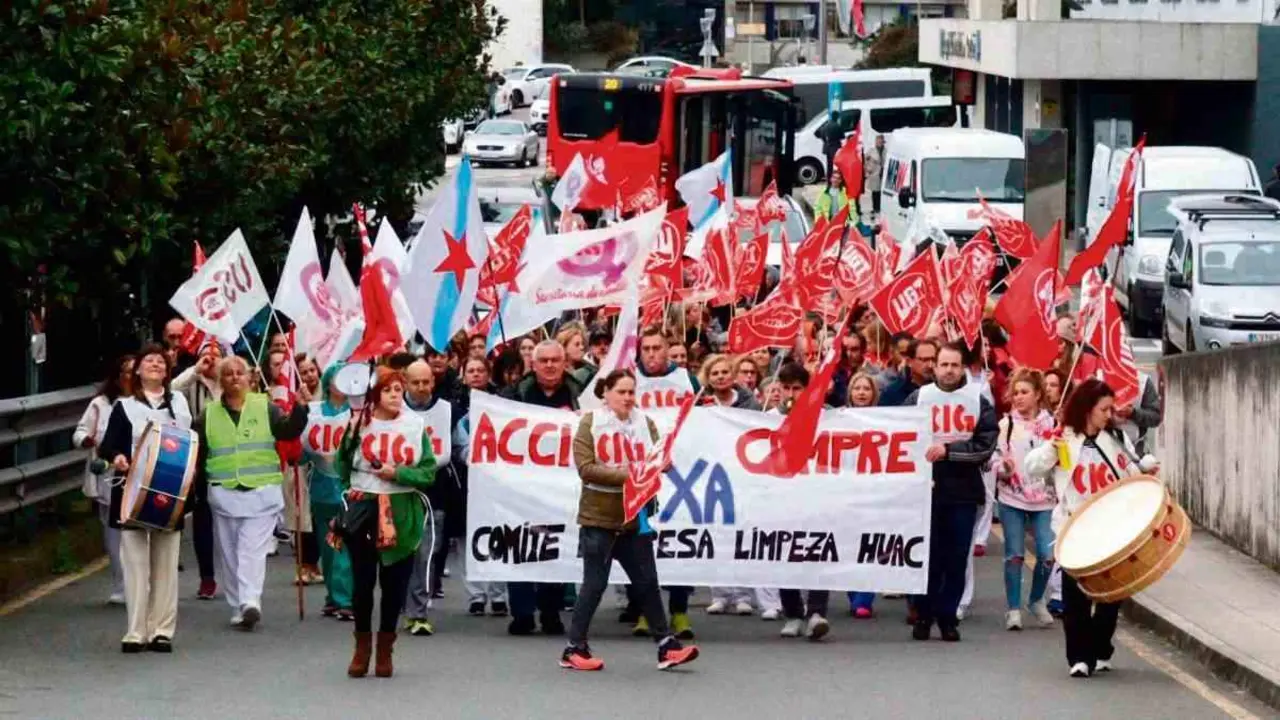 Mobilizaci&oacute;n do persoal de limpeza do Chuac, esta terza feira na Coru&ntilde;a (Foto: N&oacute;s Diario).