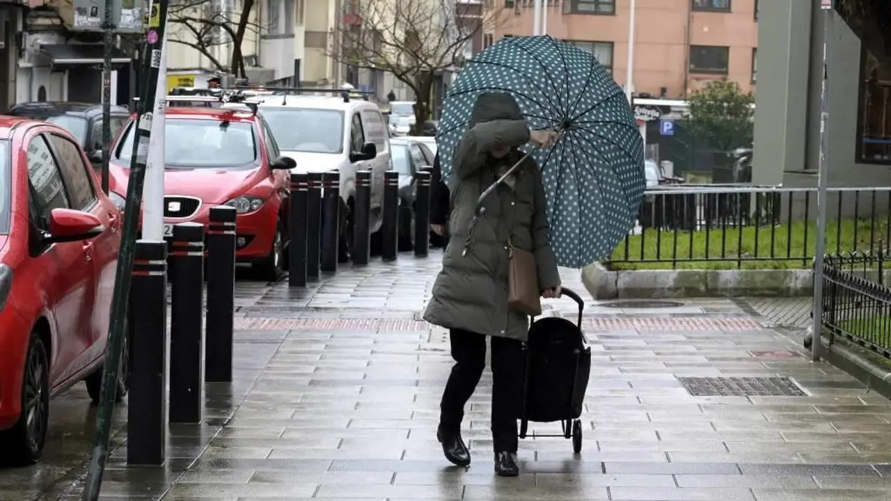Unha muller tenta suxeitar o seu paraugas fronte &aacute; forza do vento na Coru&ntilde;a. (Foto: M. Dylan / Europa Press)