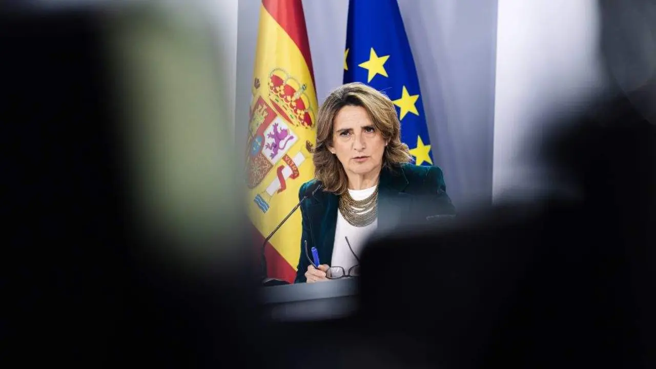 A vicepresidenta terceira e ministra para a Transici&oacute;n Ecol&oacute;xica e o Reto Demogr&aacute;fico, Teresa Ribera, en rolda de prensa. (Foto: Carlos Luj&aacute;n / Europa Press)