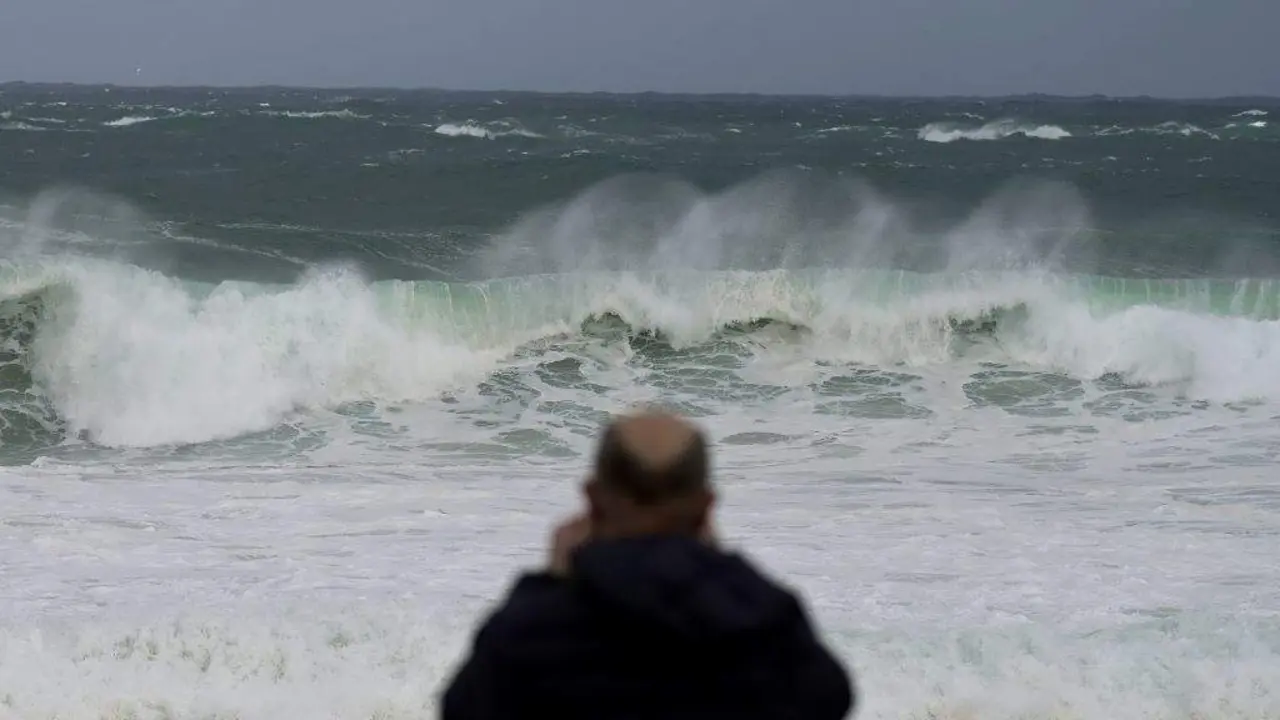Un home observa as ondas no litoral da Coru&ntilde;a. (Foto: M. Dylan / Europa Press)