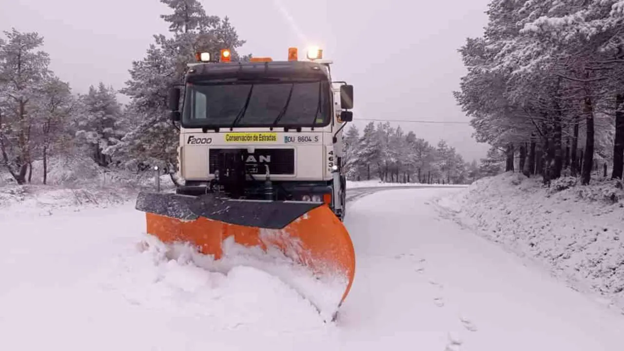 Unha m&aacute;quina traballa quitando neve nunha estrada dos Ancares (Foto: N&oacute;s Diario)