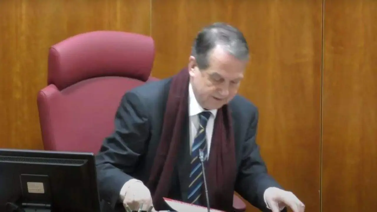 Abel Caballero marchando do pleno ap&oacute;s suspendelo polas protestas do persoal de Vitrasa. (Foto: Concello de Vigo)