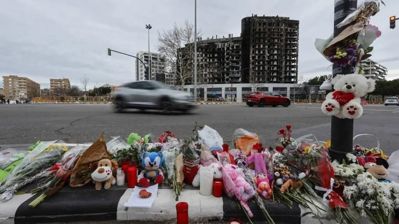 Monumento improvisado para lembrar as v&iacute;timas do incendio de Campanar, en Val&egrave;ncia, fronte ao edificio calcinado o pasado 22 de febreiro. (Foto: Rober Solsona / Europa Press)