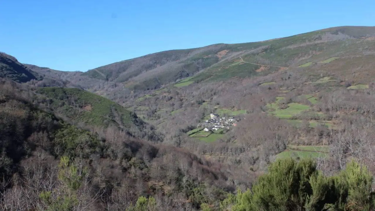 Aldea de Paderne e o val do r&iacute;o Pequeno, desde o cami&ntilde;o a Mercur&iacute;n, no Courel. (Foto: Susana Trigo).