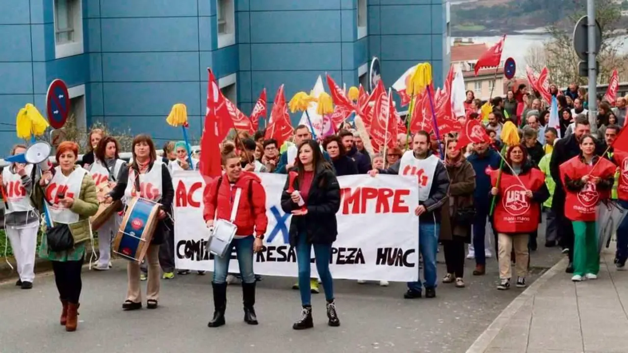 Manifestaci&oacute;n do persoal de limpeza do Chuac, esta cuarta feira na Coru&ntilde;a (Foto: N&oacute;s Diario).