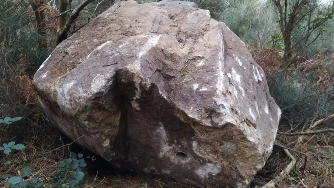 Rocha atopada por veci&ntilde;anza da contorna do monte Acibal, dunha masa estimada de 14 toneladas e con buracos para ser dinamitada. (Foto: Amil Sen E&oacute;licos)