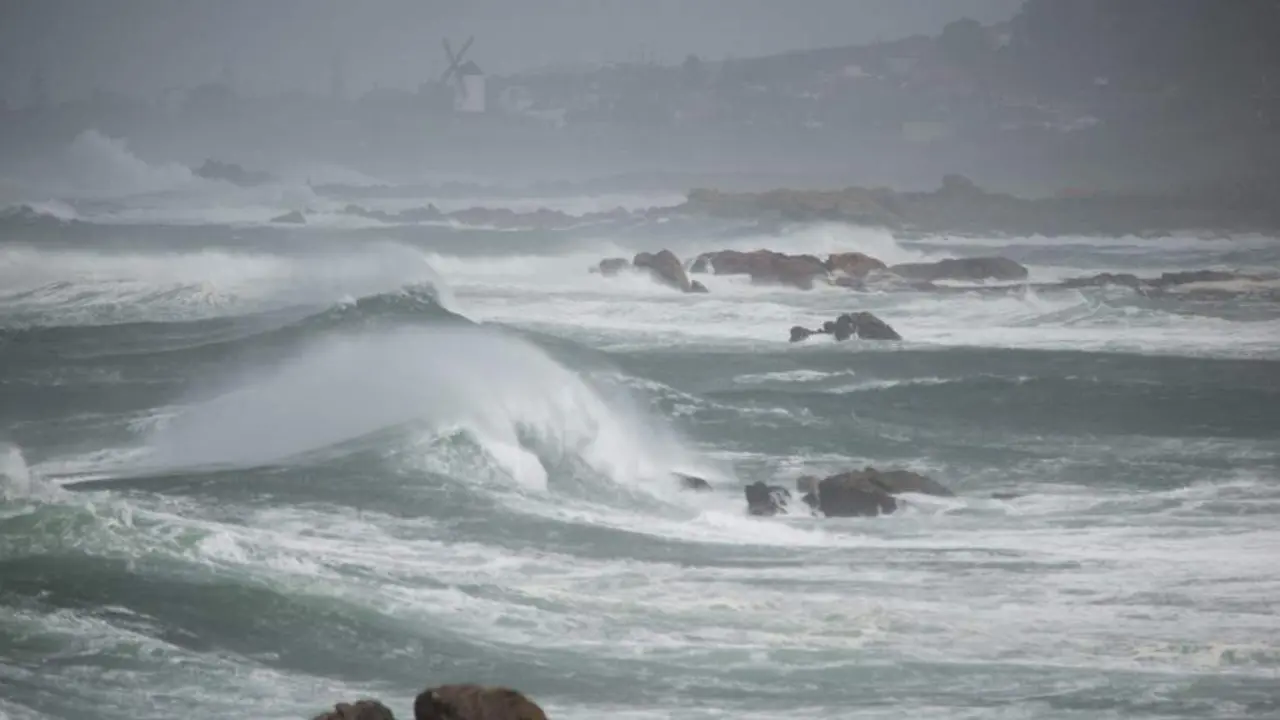 Ondas no litoral do concello de Oia (comarca do Baixo Mi&ntilde;o). (Foto: Gustavo de la Paz / Europa Press)
