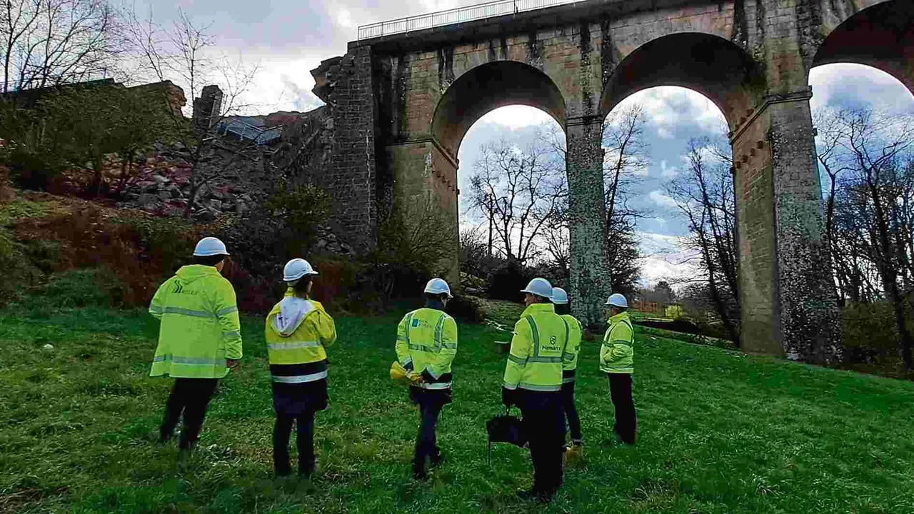 Persoal t&eacute;cnico, esta quinta feira, en Xunqueira de Espadanedo (Foto: Xunta da Galiza).