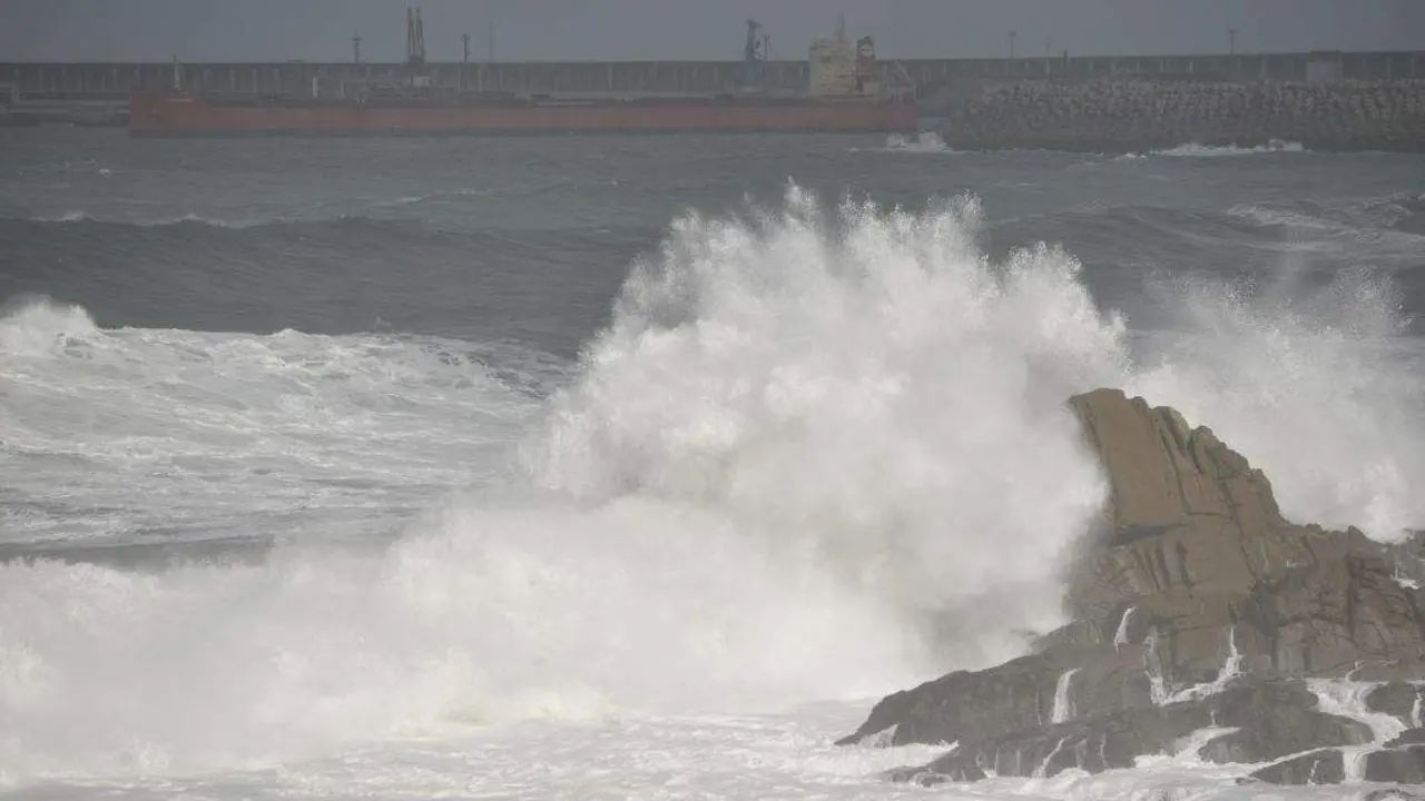 Forte ondada na Coru&ntilde;a. (Foto: Gustavo de la Paz / Europa Press)