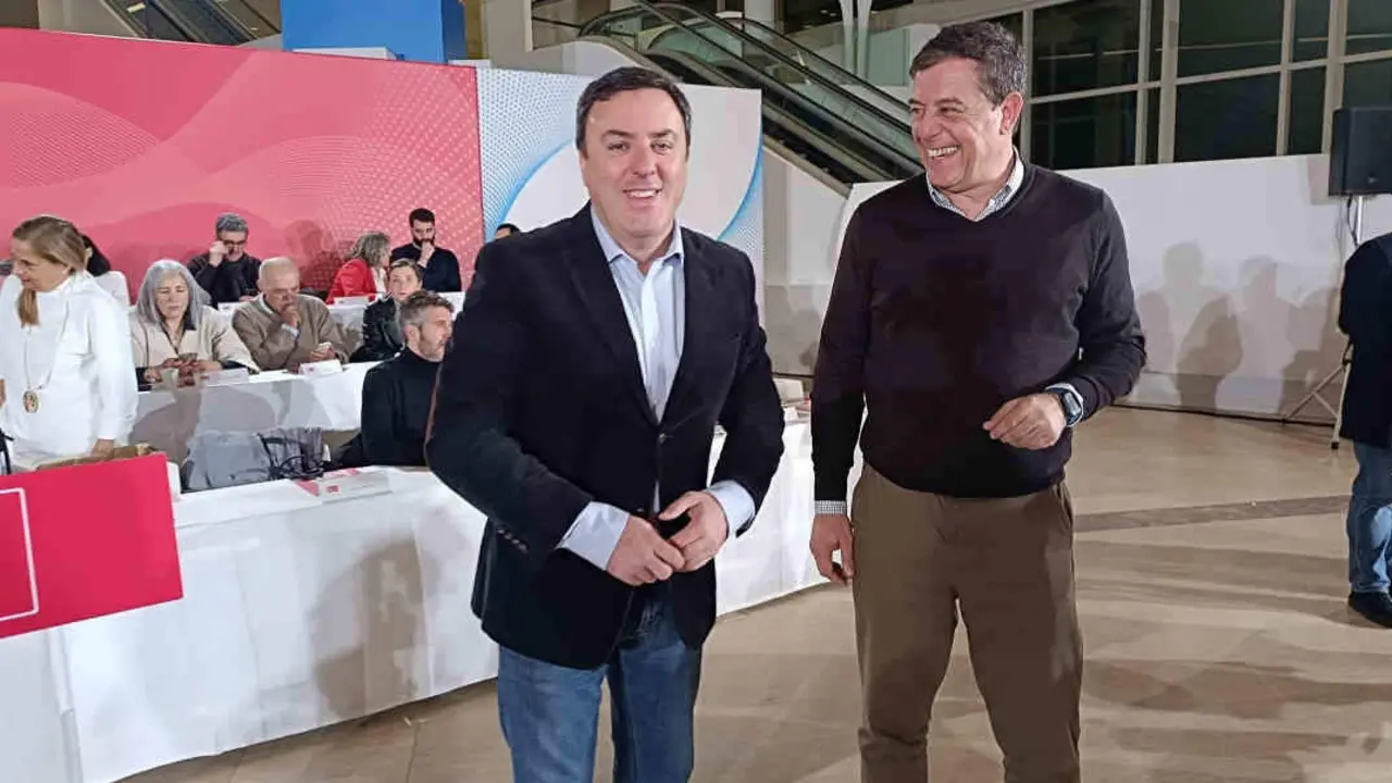 O secretario xeral do PSdeG, Valentin G&oacute;nzalez Formoso, e o candidato do PSdeG &aacute; Xunta, Jos&eacute; Ram&oacute;n G&oacute;mez Besteiro, no comit&eacute; nacional (Foto: N&oacute;s Diario).