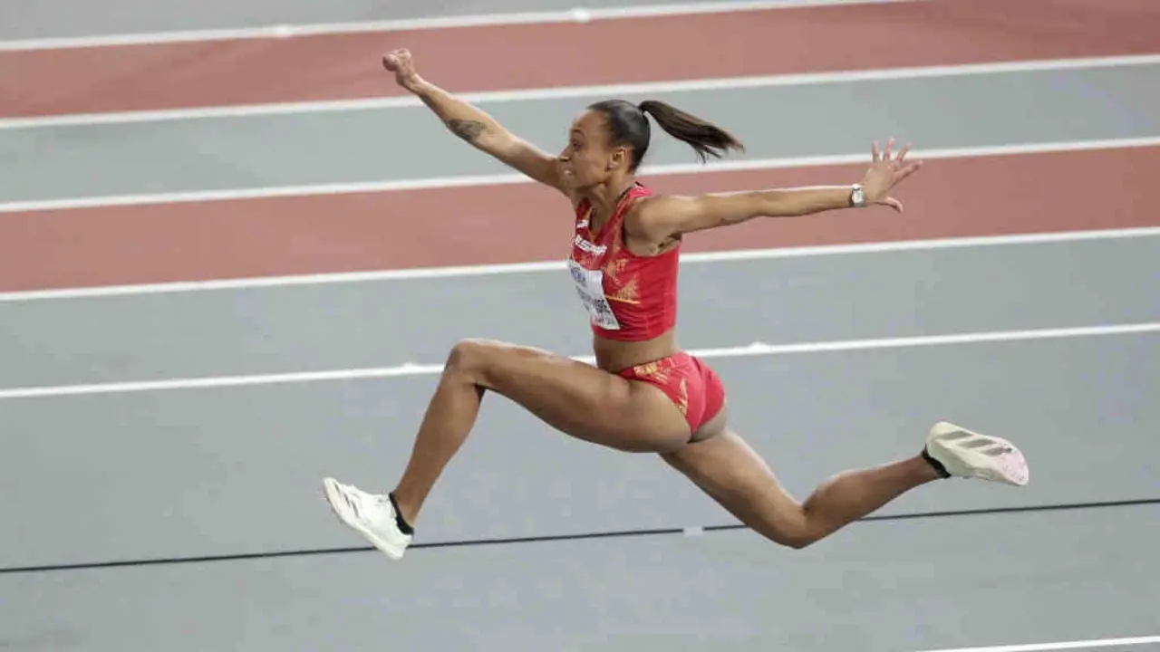 O salto de Ana Peleteiro en Glasgow, Escocia (Foto: RFEA).