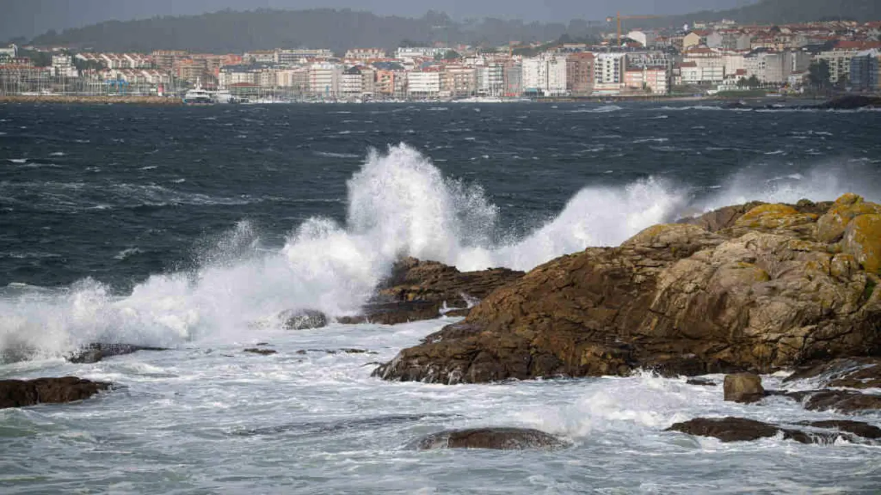 Temporal na costa do Saln&eacute;s o pasado mes de novembro (Foto: Elena Fern&aacute;ndez / Europa Press).
(Foto de ARCHIVO)
04/11/2023
