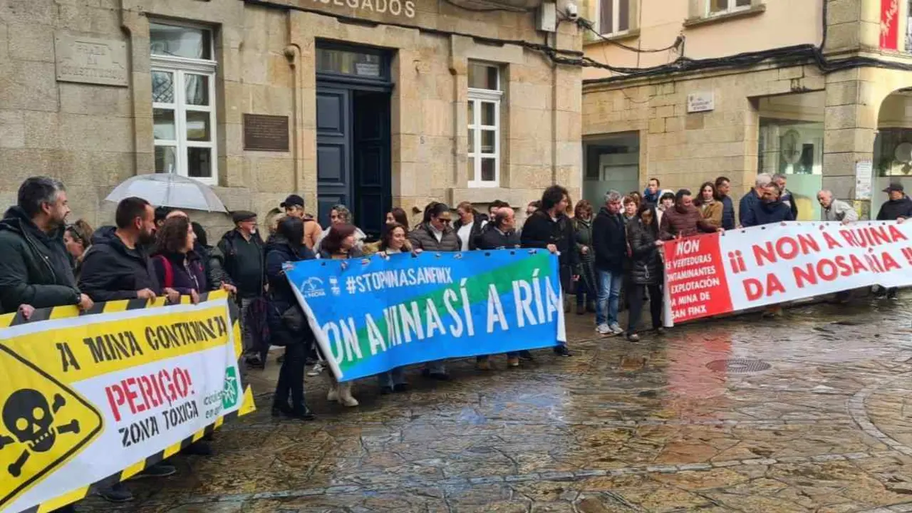 Protesta contra as verteduras da mina de San Finx ante os xulgados de Noia (Foto: N&oacute;s Diario).