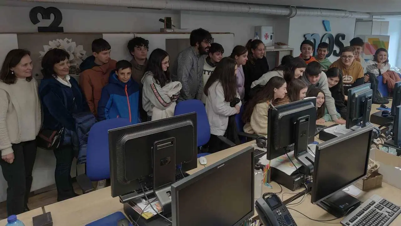 Alumnos e alumnas do IES San Mamede na redacci&oacute;n de N&oacute;s Diario (Foto: N&oacute;s Diario).
