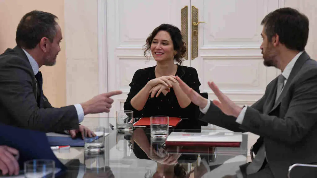 Isabel D&iacute;az Ayuso (centro), presidenta de Madrid, a segunda feira. (Foto: Fernando S&aacute;nchez / Europa Press)