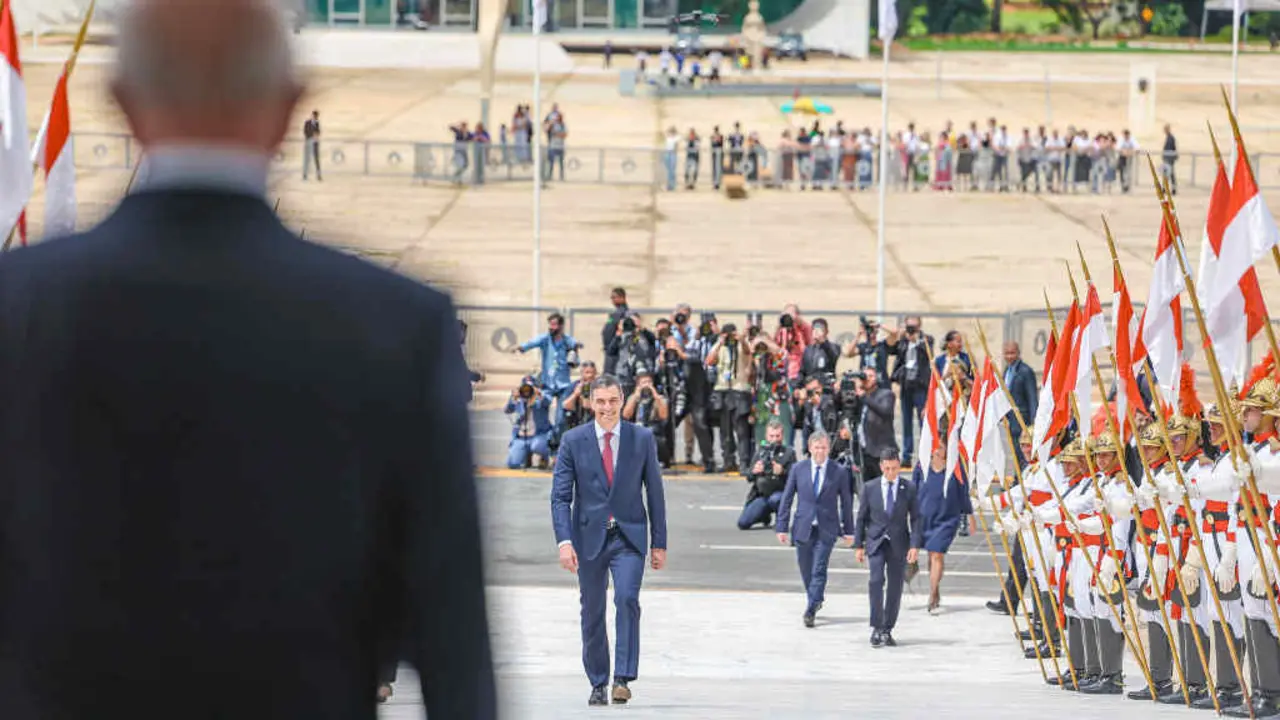 O presidente espa&ntilde;ol, Pedro S&aacute;nchez, a cuarta feira no Brasil, onde foi recibido polo mandatario Lula da Silva (de costas na imaxe). (Foto: Ricardo Stuckert / Presid&ecirc;ncia da Rep&uacute;blica do Brasil)
