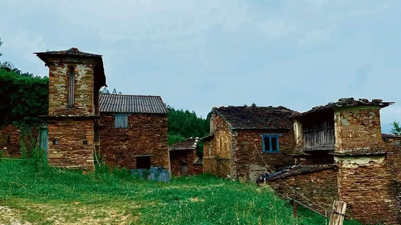 Unha aldea no concello de Trabada, na Mari&ntilde;a, est&aacute; &aacute; venda por 160.000 euros. (Foto: N&oacute;s Diario)