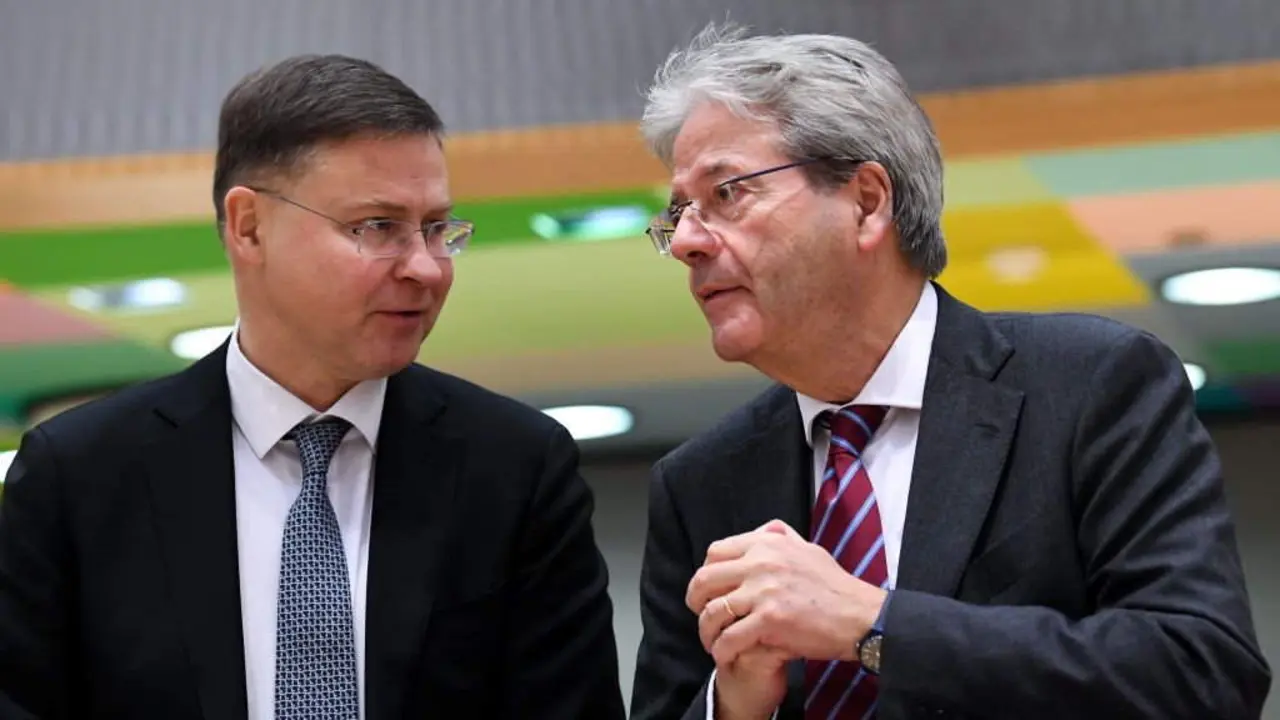 O vicepresidente da Comisi&oacute;n Europea, Valdis Dombrovskis, e o comisario europeo de Econom&iacute;a, Paolo Gentiloni. (Foto: Consello Europeo / dpa).