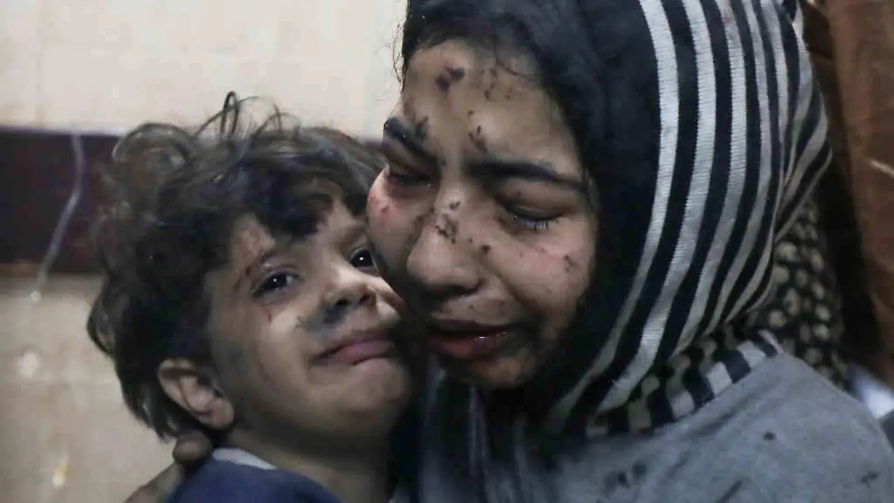 Unha muller e unha crianza feridas na Faixa de Gaza nun bombardeo israel&iacute; en novembro de 2023 (Foto: Naaman Omar / Zuma Press).
