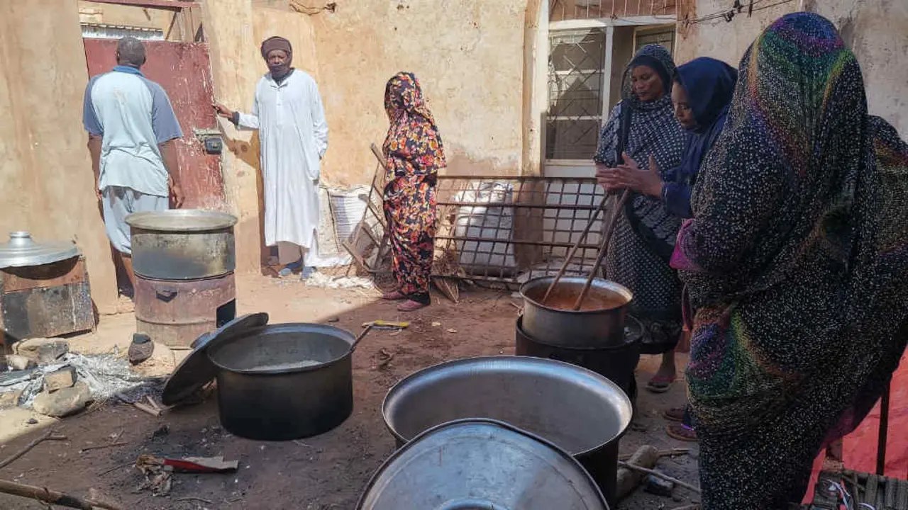 Voluntarias preparan comida para repartir no Sud&aacute;n, en febreiro. (Foto: Mohamed Khidir / Europa Press / Contacto)
