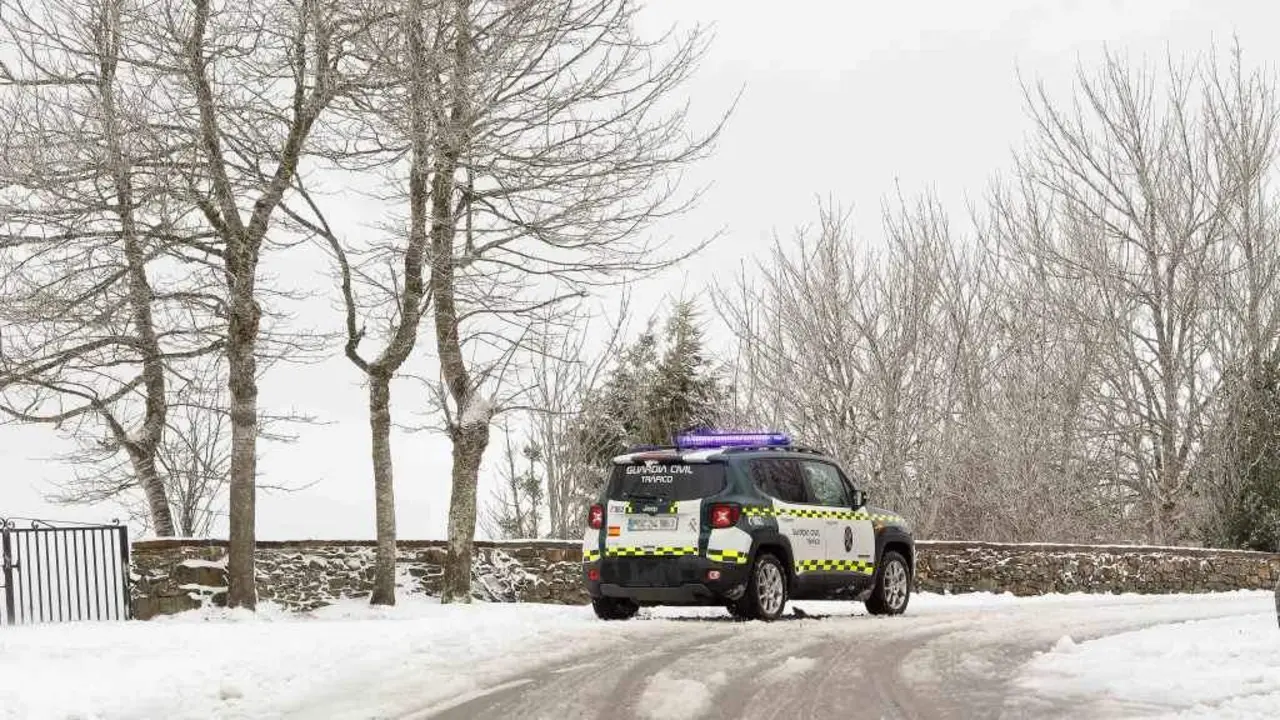 Veh&iacute;culo da Garda Civil nun cami&ntilde;o nevado o pasado 23 de febreiro en Pedrafita do Cebreiro (comarca dos Andares). (Foto: Carlos Castro / Europa Press)