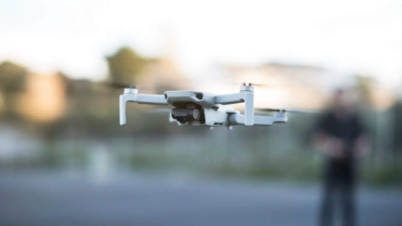 Unha persoa controlando un dron. (Foto: N&oacute;s Diario)