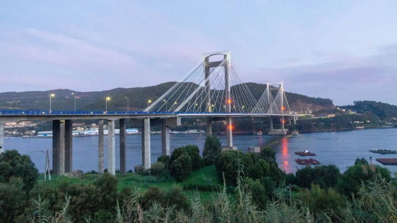 A autoestrada AP-9 ao seu paso pola ponte de Rande, sobre a r&iacute;a de Vigo. (Foto Nandi Est&eacute;vez).