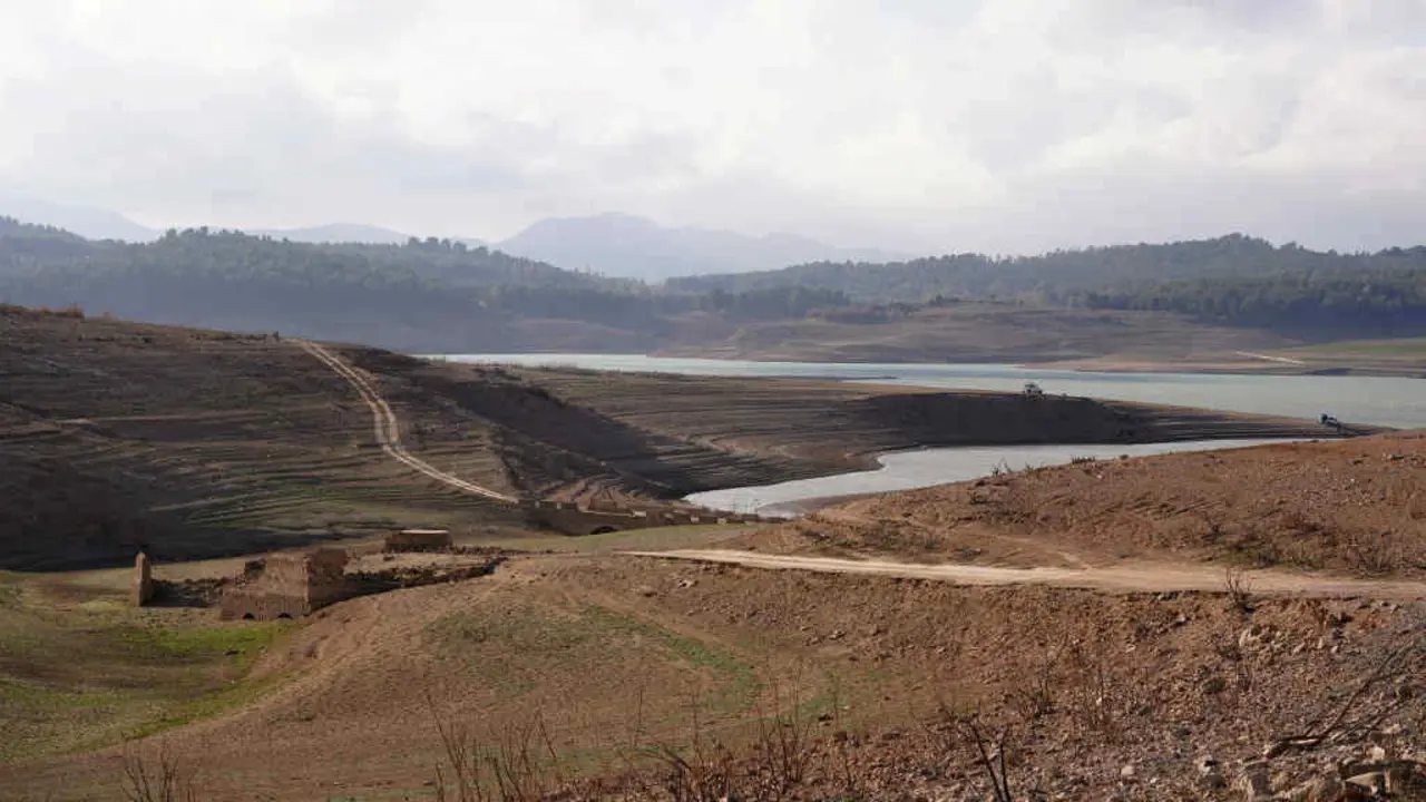 Antiga construci&oacute;n emerxida ante a seca extrema en M&aacute;laga. (Foto: &Aacute;lex Zea / Europa Press)