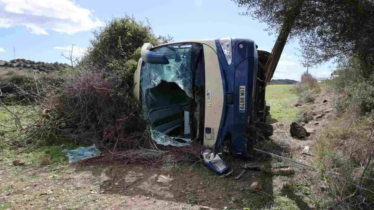 O autob&uacute;s sinistrado esta segunda feira nas Balears (Foto: Isaac Buj / Europa Press).