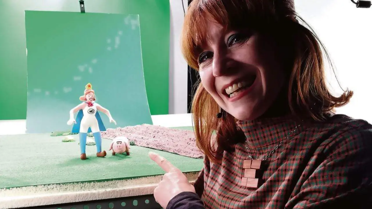 Isabel Risco e o seu 'alter ego', a Nabiza Girl de plastilina. (Foto: Algarab&iacute;a Animaci&oacute;n)