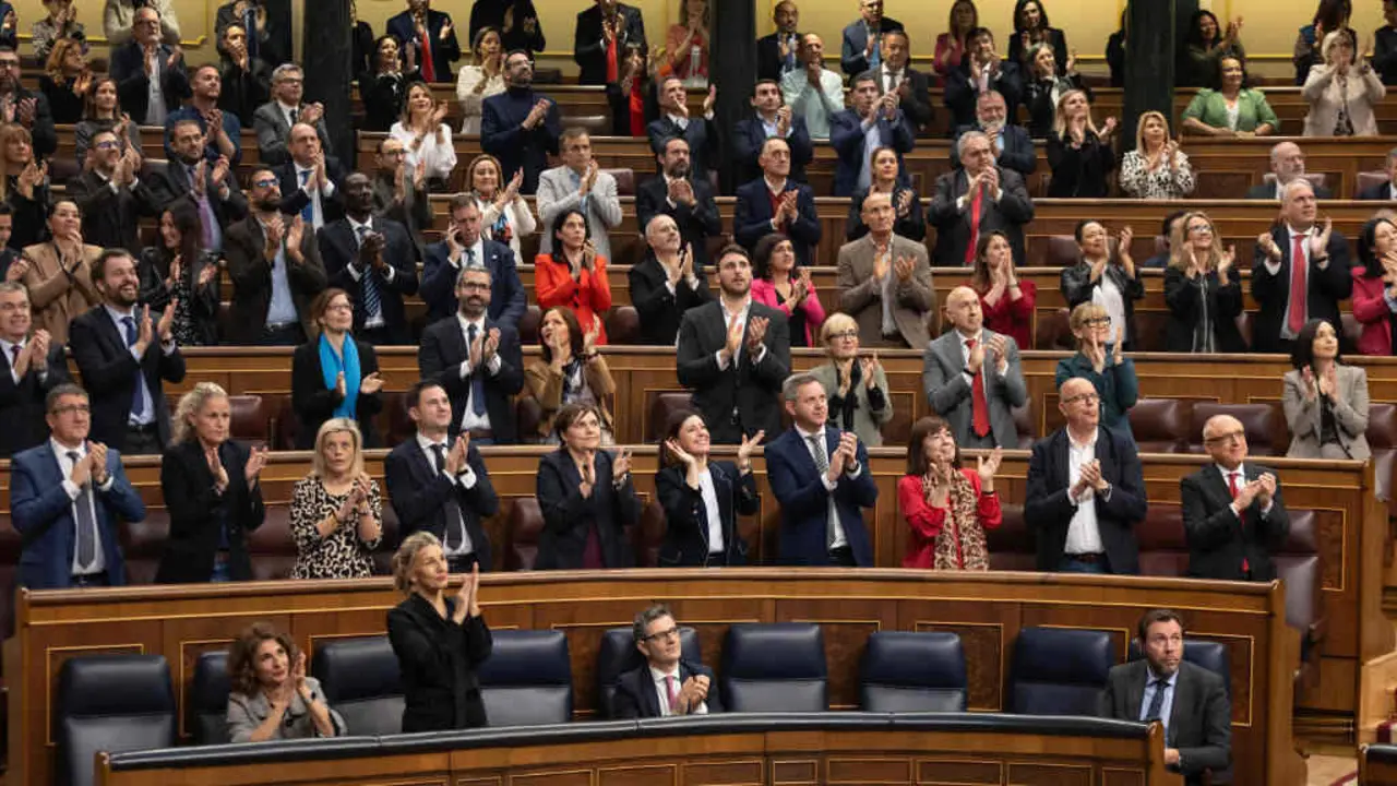 Aplausos a quinta feira no Congreso espa&ntilde;ol tras a aprobaci&oacute;n do proxecto de lei de amnist&iacute;a. (Foto: Eduardo Parra / Europa Press)