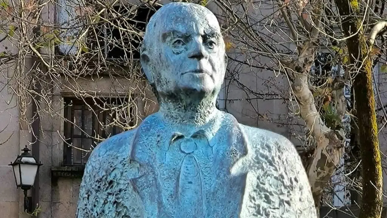 Estatua de E. Blanco Amor en Ourense, obra de Xos&eacute; Cid. (Foto: Anxo G. G.)