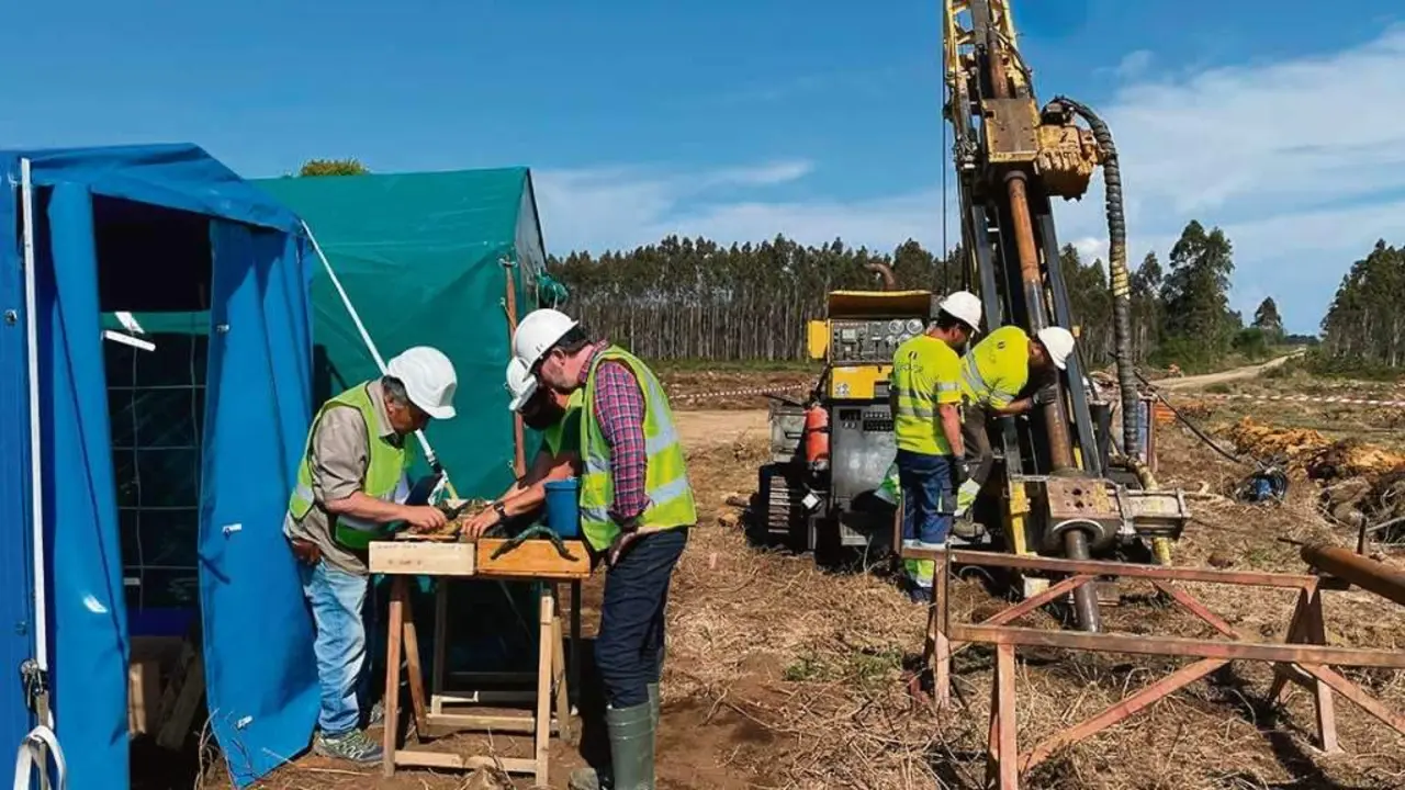 Traballos de prospecci&oacute;n dunha mina de litio en Santa Comba. (Foto: Eurobattery)